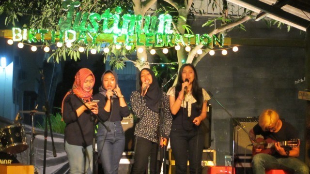 ALSA Singer turut memeriahkan pesta ulang tahun Justimun yang ke-14 di halaman Sanggar APAKAH.
