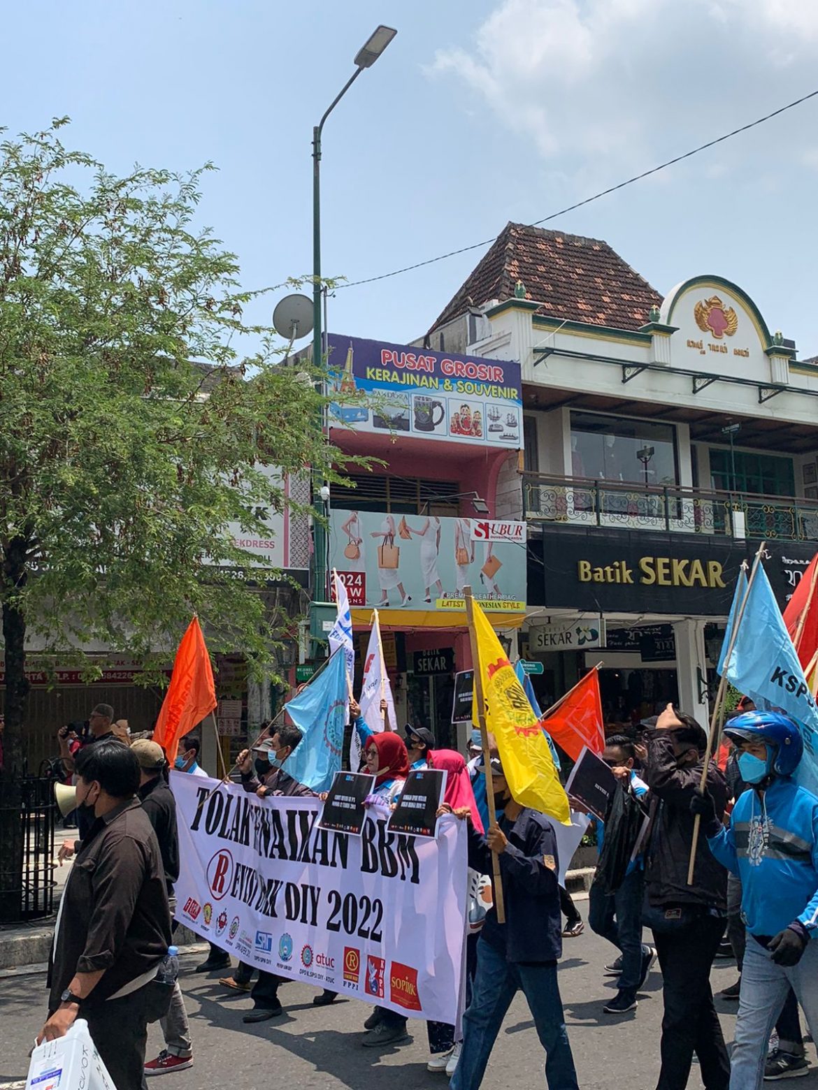 Kelompok Buruh dan Mahasiswa Lakukan Unjuk Rasa Tolak Kenaikan Harga BBM di Yogyakarta